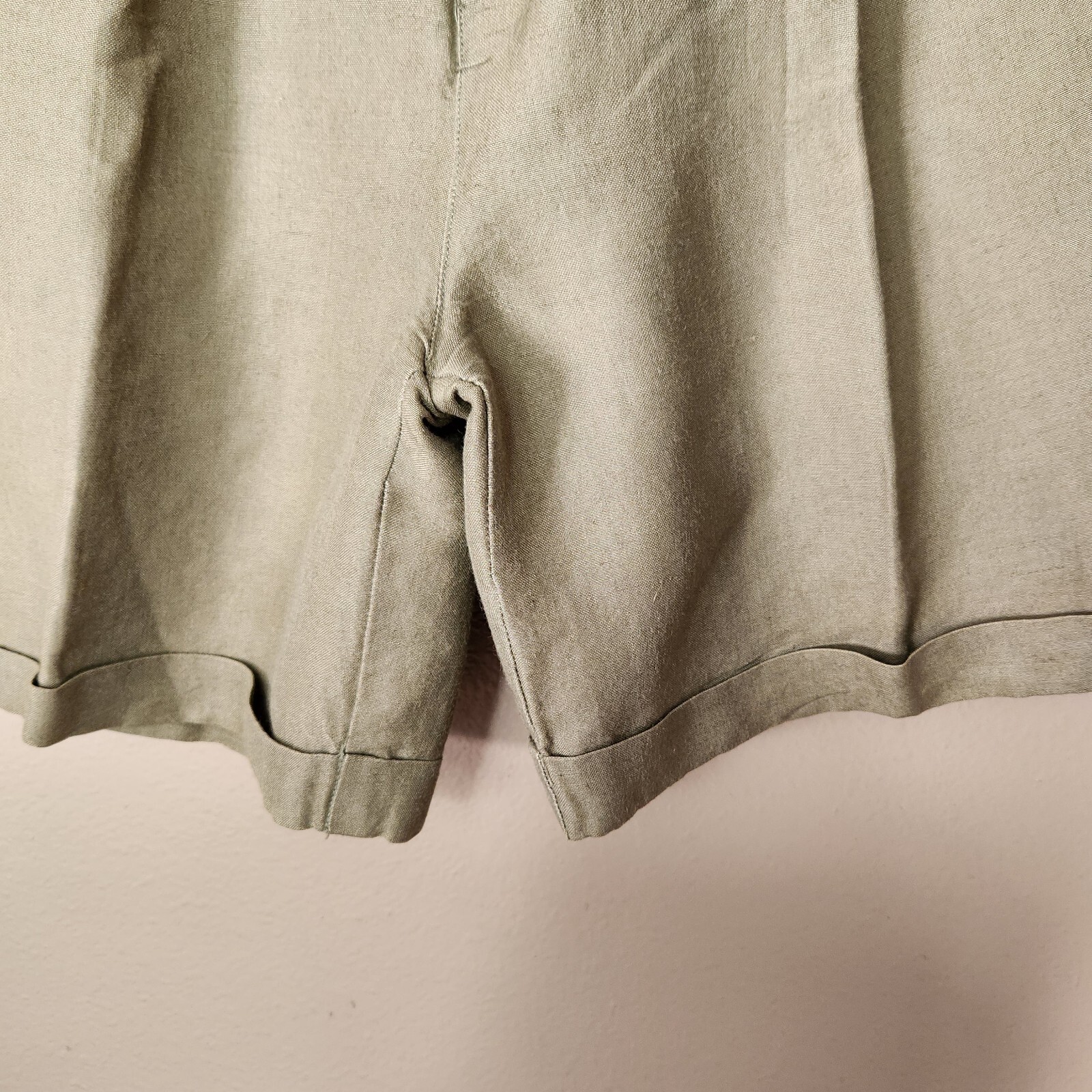 Vintage Best Clothing Womens Olive High Rise Pleated Ramie Blend Shorts-Size 7/8
