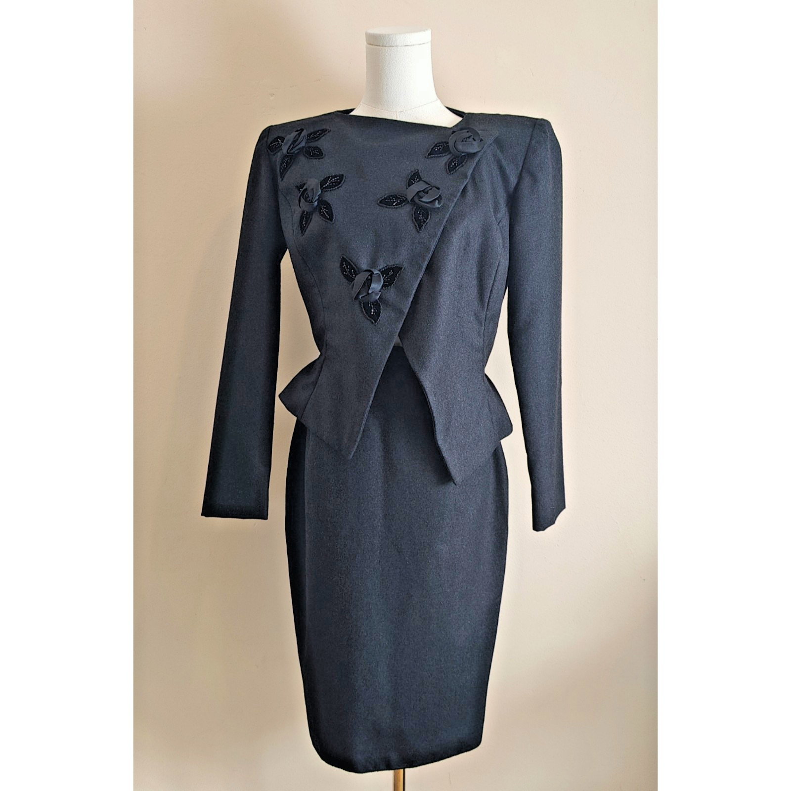 Vicky Tiel Couture Bergdorf’s VTG Black Wool Suit Rose Applique – FR Size 36