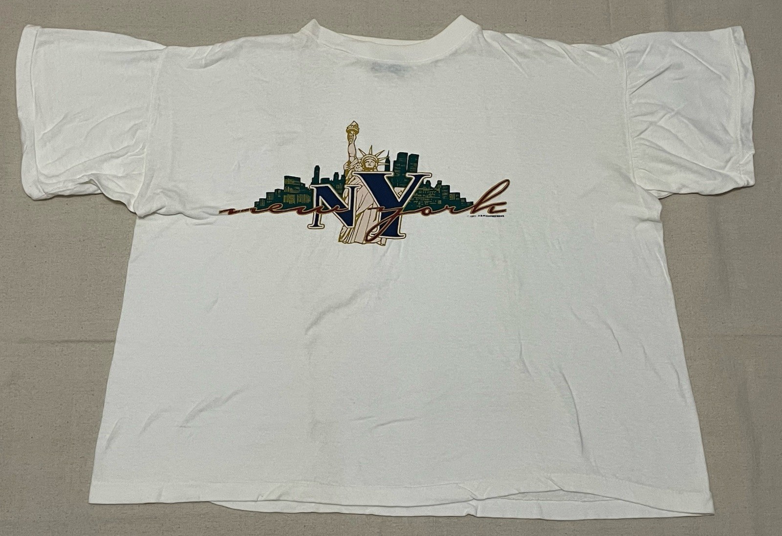 VINTAGE New York City T-Shirt Women’s Sz M Cropped Fit Oversized White Statue
