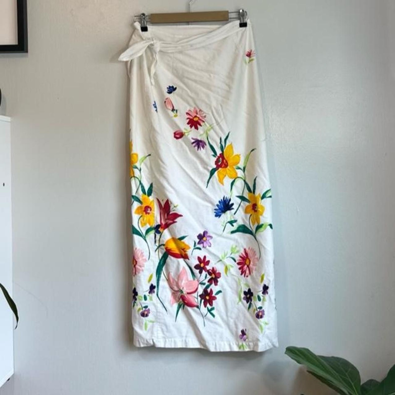 HW Vintage Wrap Skirt Women’s White Floral Print Tulips Daisies Statement Piece