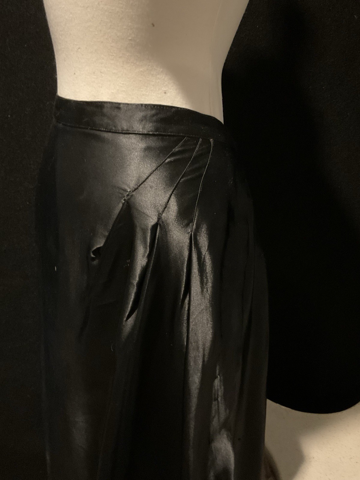 VINTAGE 40s 2 PIECE OUTFIT. SATIN BACKED CREPE. BEAUTIFUL AND TIMELESS