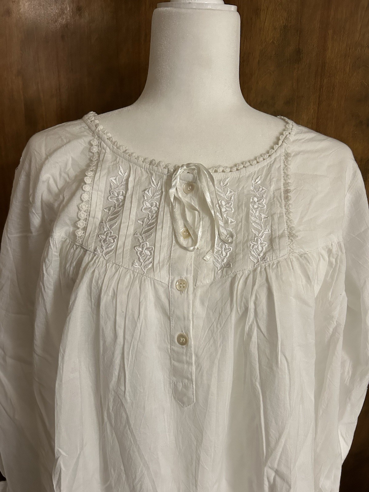 NEW NWT Victorian Classics SZ M White Nightgown w Long Sleeves Lace & Embroidery