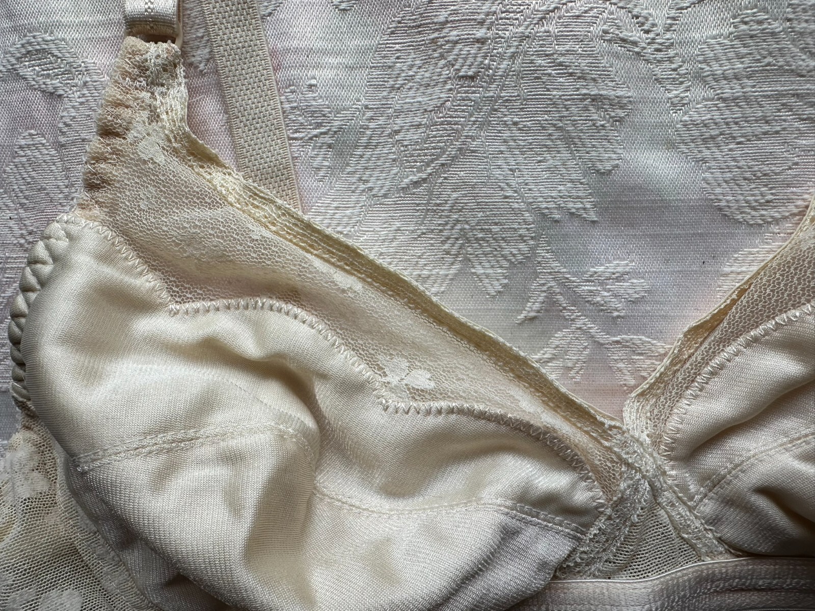 Vintage 70’s Bra Beige Approx Size 34 B or C Wire Free Lined Lace Back Hook