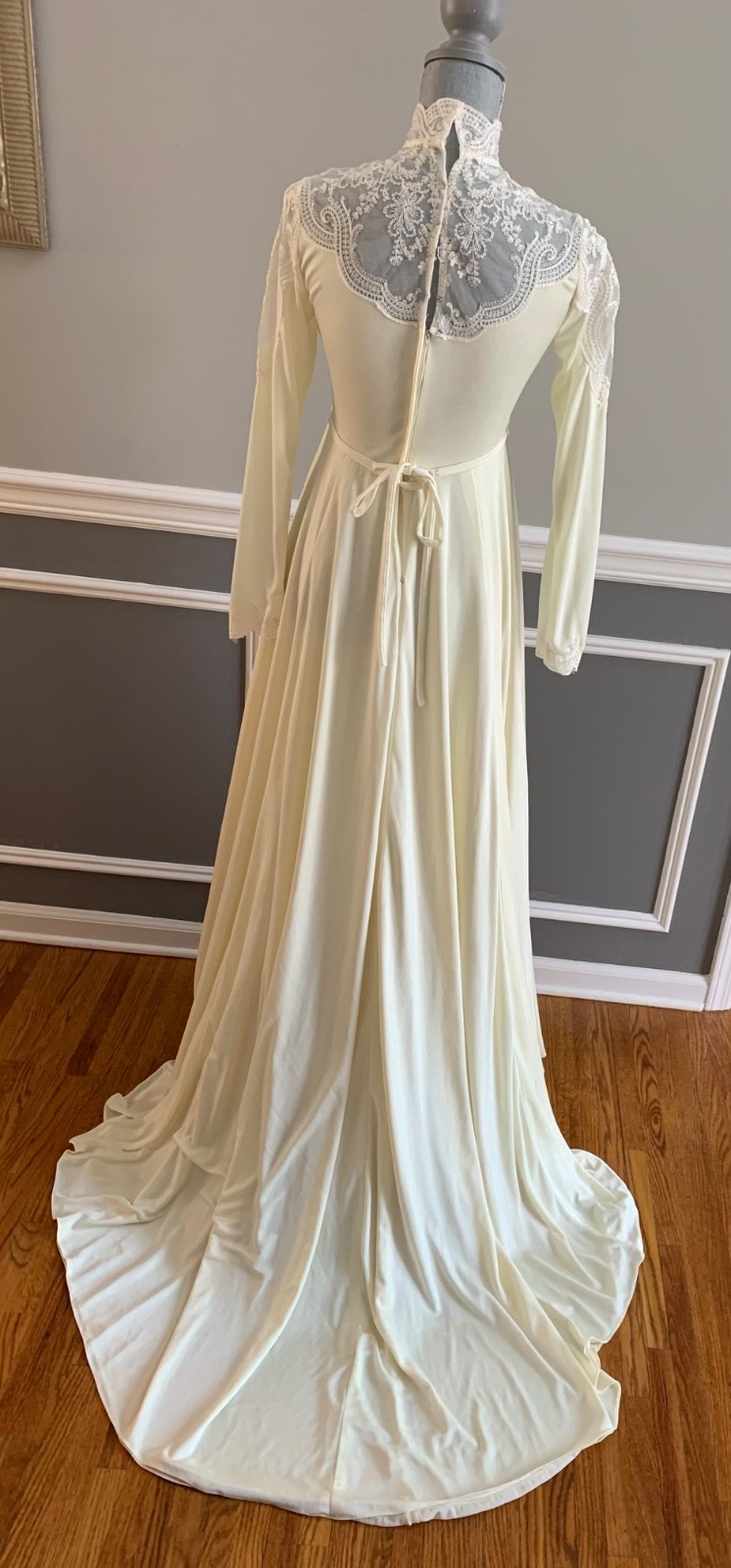 Vintage 60’s Bridal Gown Union Made Bridal Couture Women’s Medium W/ Veil (read)