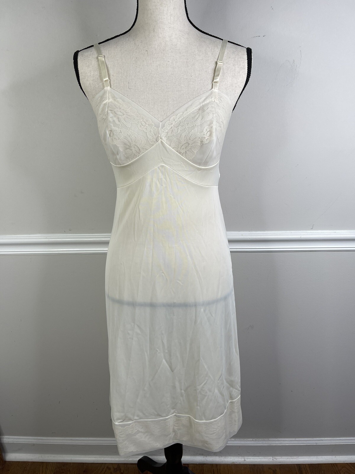 Vintage VANITY FAIR Full Slip Smooth Nylon Chiffon Floral Lace 32 L Gown
