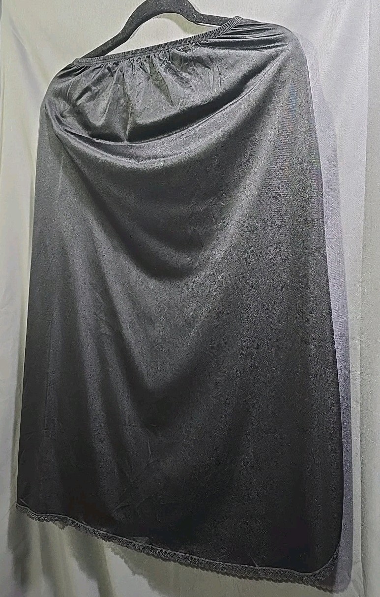 Nylon Half Slip Vintage Vanity Fair Black Single Seam Slit Waist 26″-32″ L 30″