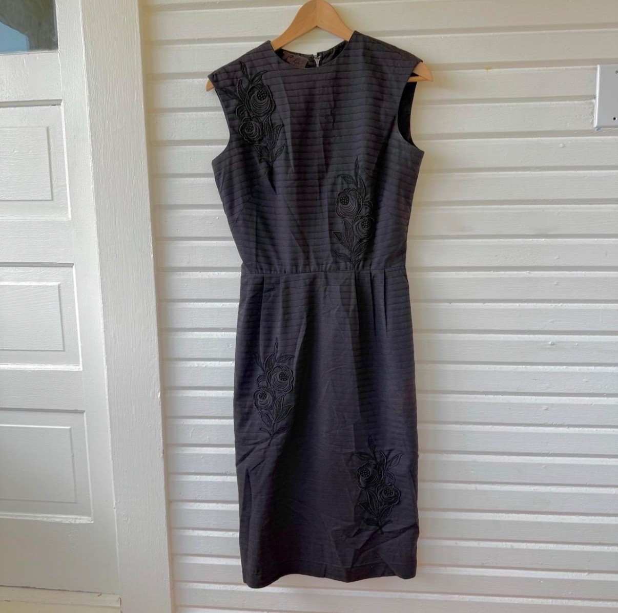 Vintage Carlye Black Floral Embroidered Sheath Cocktail Dress — Size 6