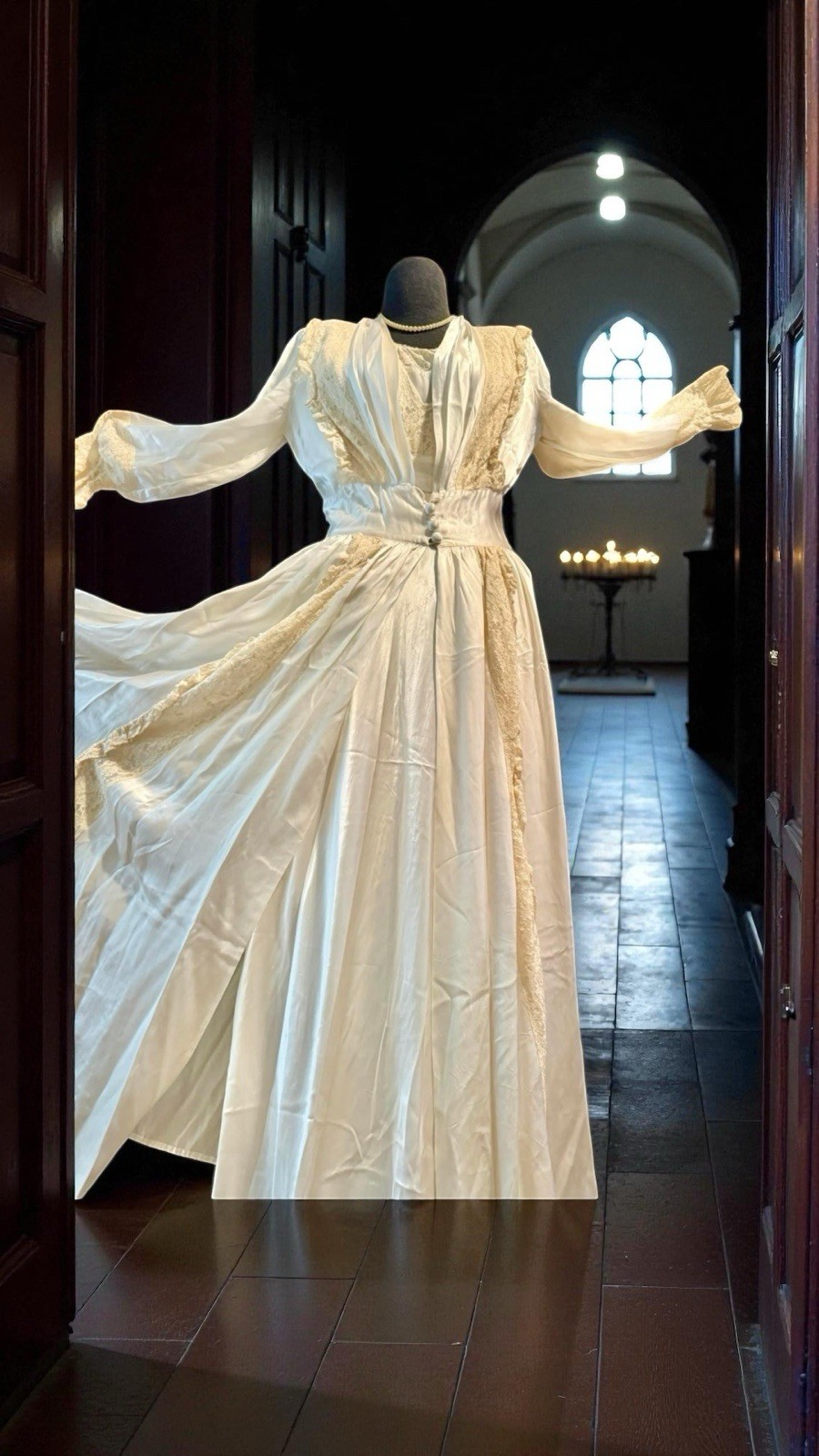 Amazing 1940’s Cream Colored Sexy Peignoir Robe Honeymoon Set Ruffles Lace