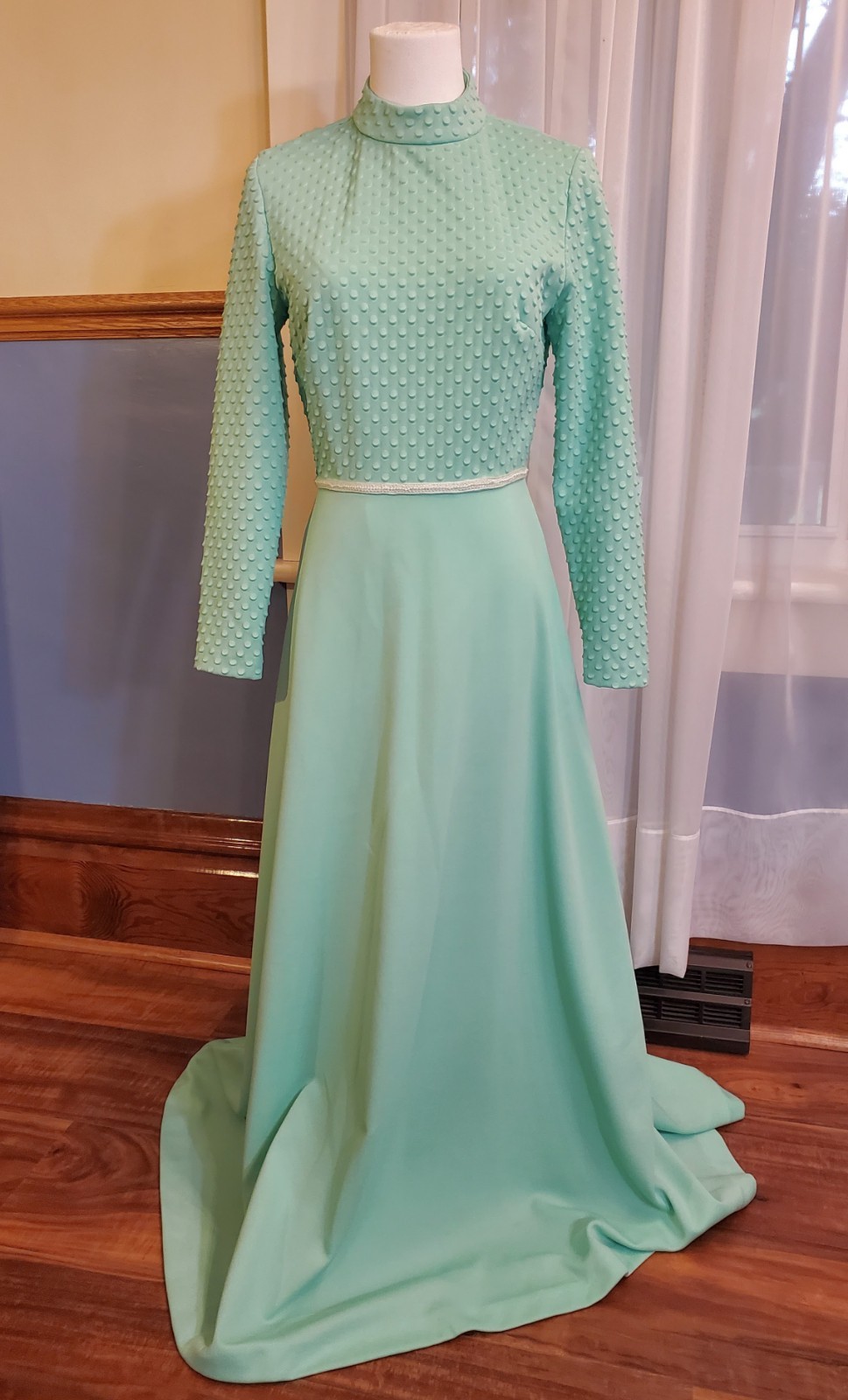 Vintage 70s Mint Green, Sea Foam Green Plisse Dot Long Sleeve Maxi Dress S/ M