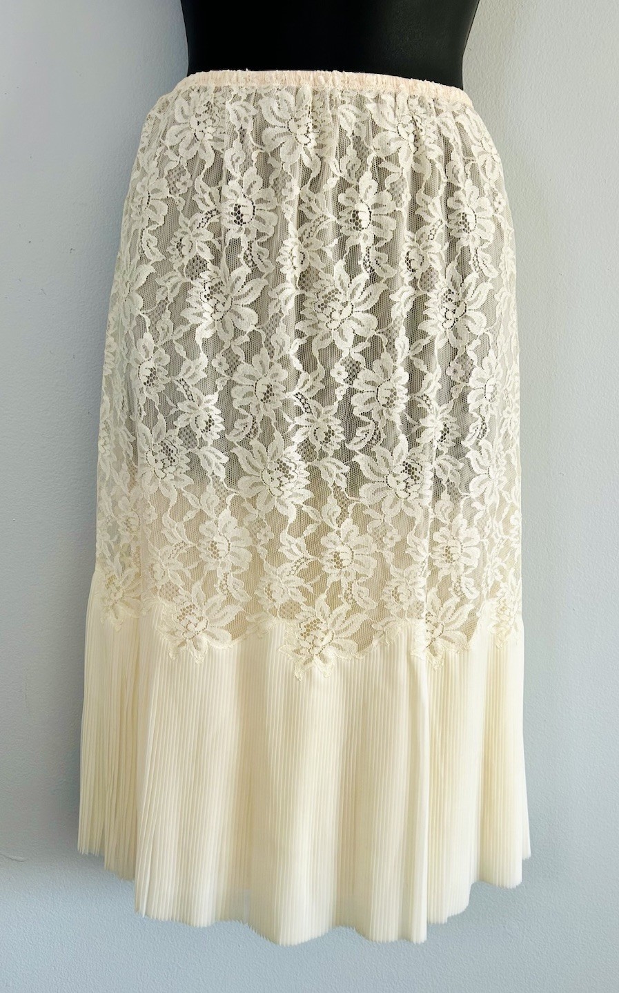 Vintage Vanity Fair Half Slip Skirt Floral Lace Pleated Cream Off White Sz M NWT