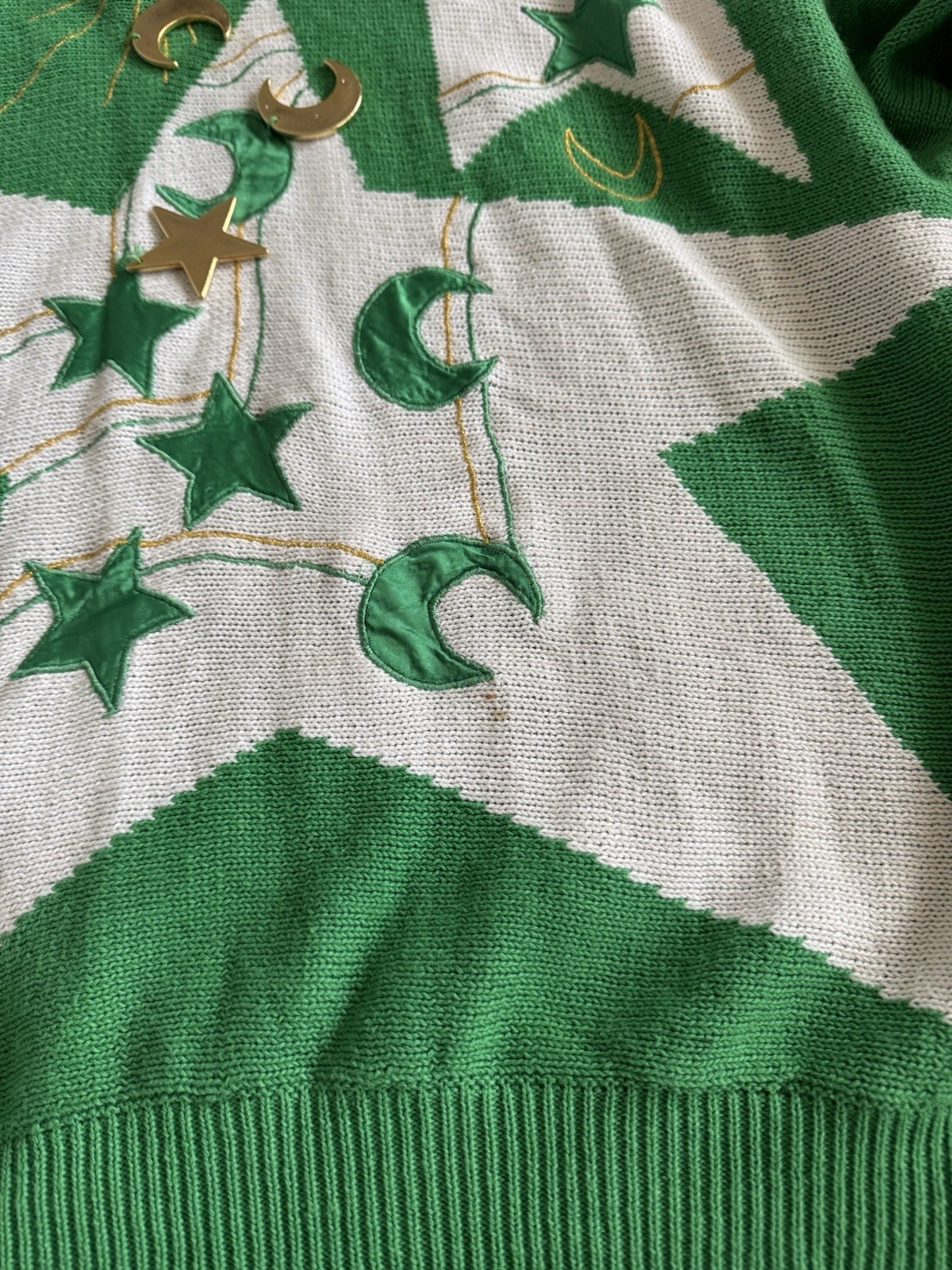 VTG EMINENT SWEATE GREEN L CREW NECK SCHOULDER PADS DANGLE GOLD STARS, MOONS