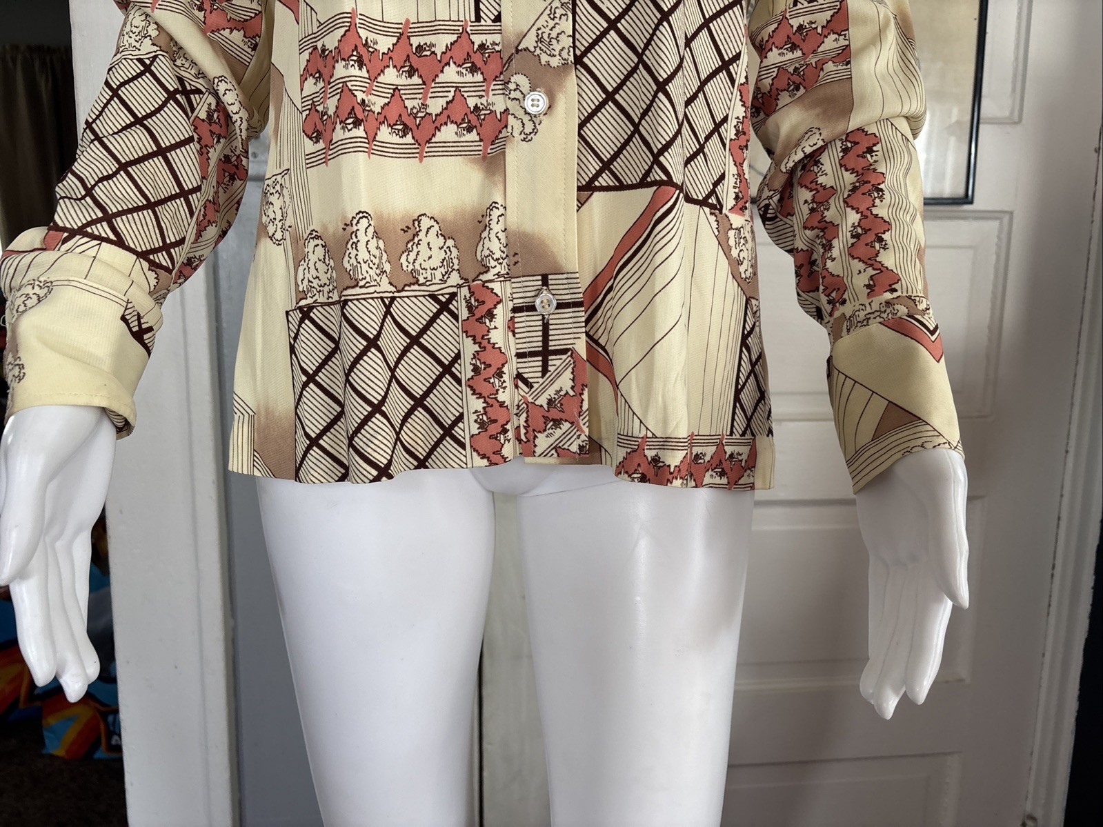 VTG 70s Women’s Disco Graphic Button Up Brown Pink LADY ARROW Dagger Collar