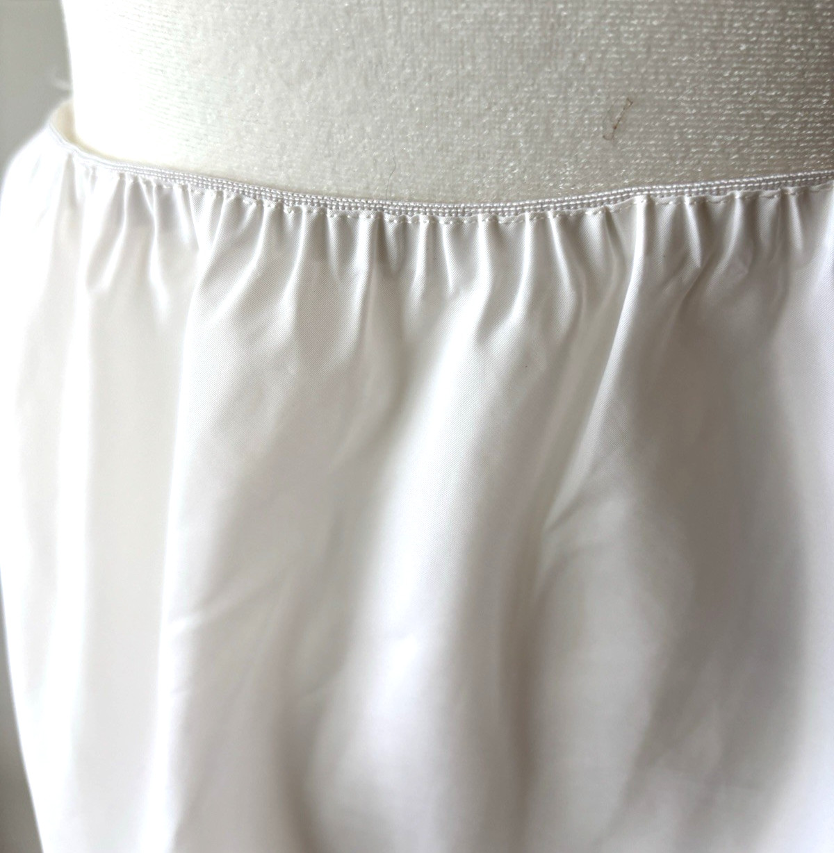 VTG „ODETTE BARSA” SLIP, 25″ LONG, APPLIQUES & LACE, HAND MADE PORTUGAL,50S