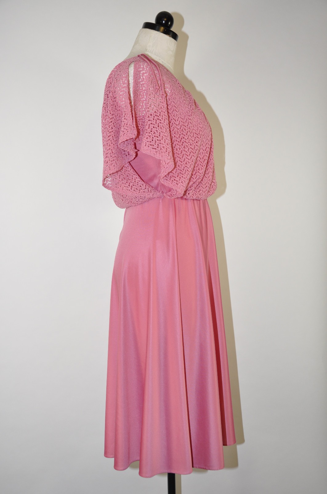70s Vintage Pink Poly Jersey Eyelet Lace Draped Batwing Sleeve Boho Cape Dress S