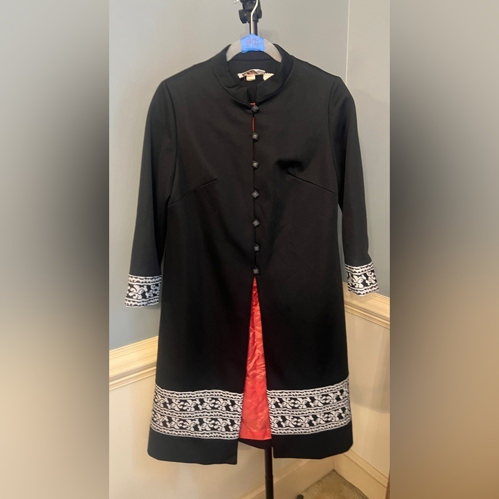 Leslie Pomer vintage Elegant Black Women’s Coat with Intricate Trim