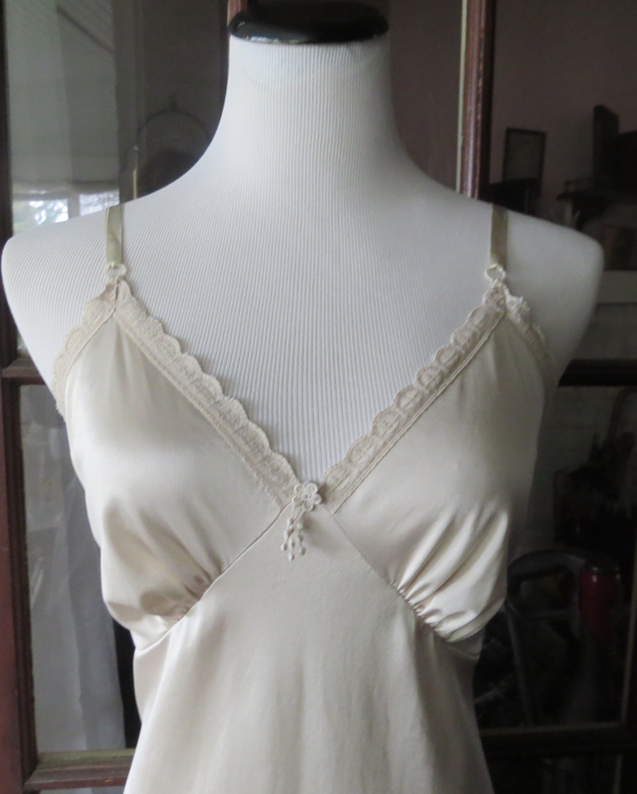 Vintage Full Slip DRESS Nylon silky Lace Ladies Lingerie 34 silvery light Beige