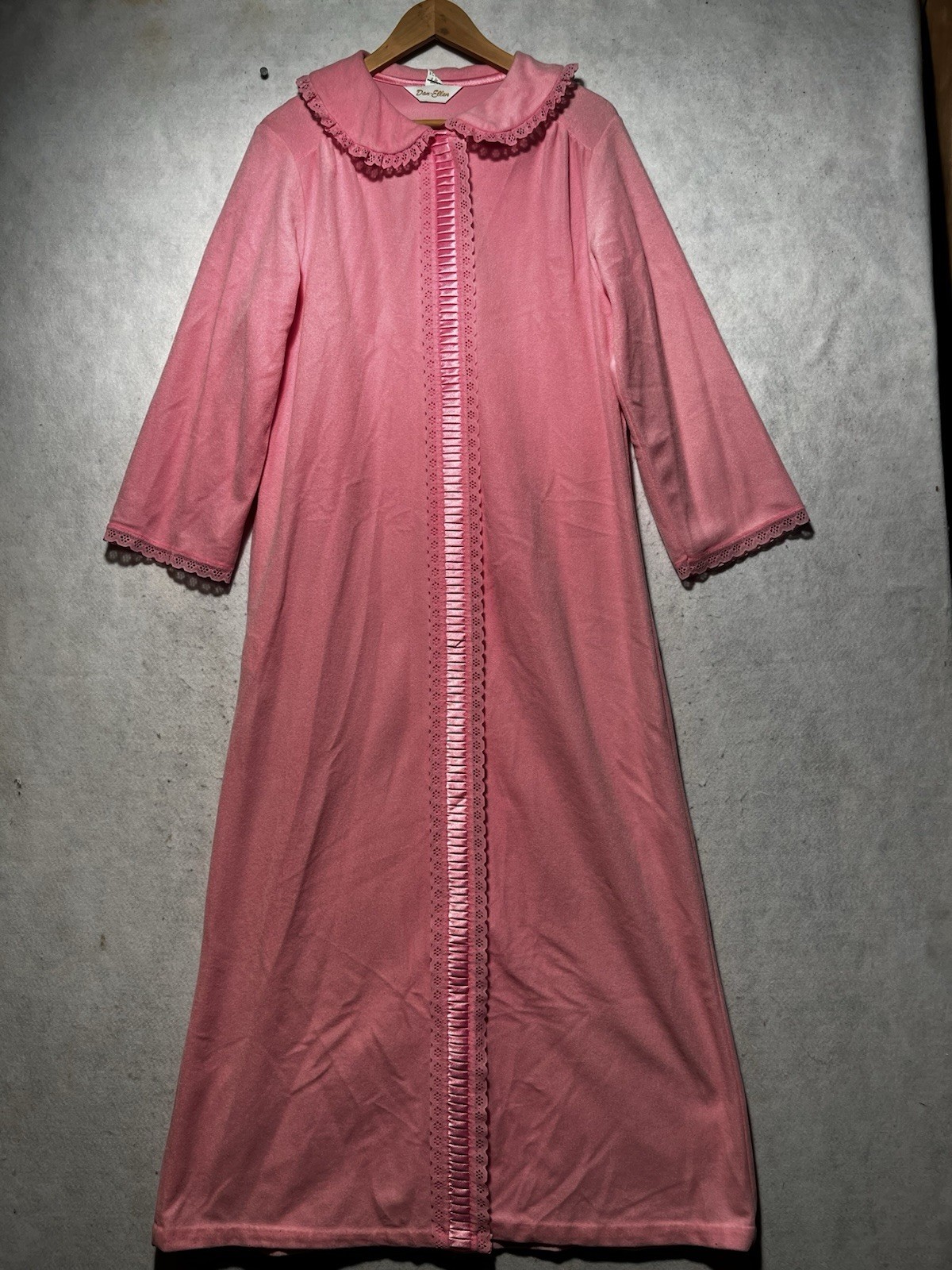 VTG Long Sleeved Pink Housecoat Robe Ruffle Lace Collar Womens Sz L Granny Snap