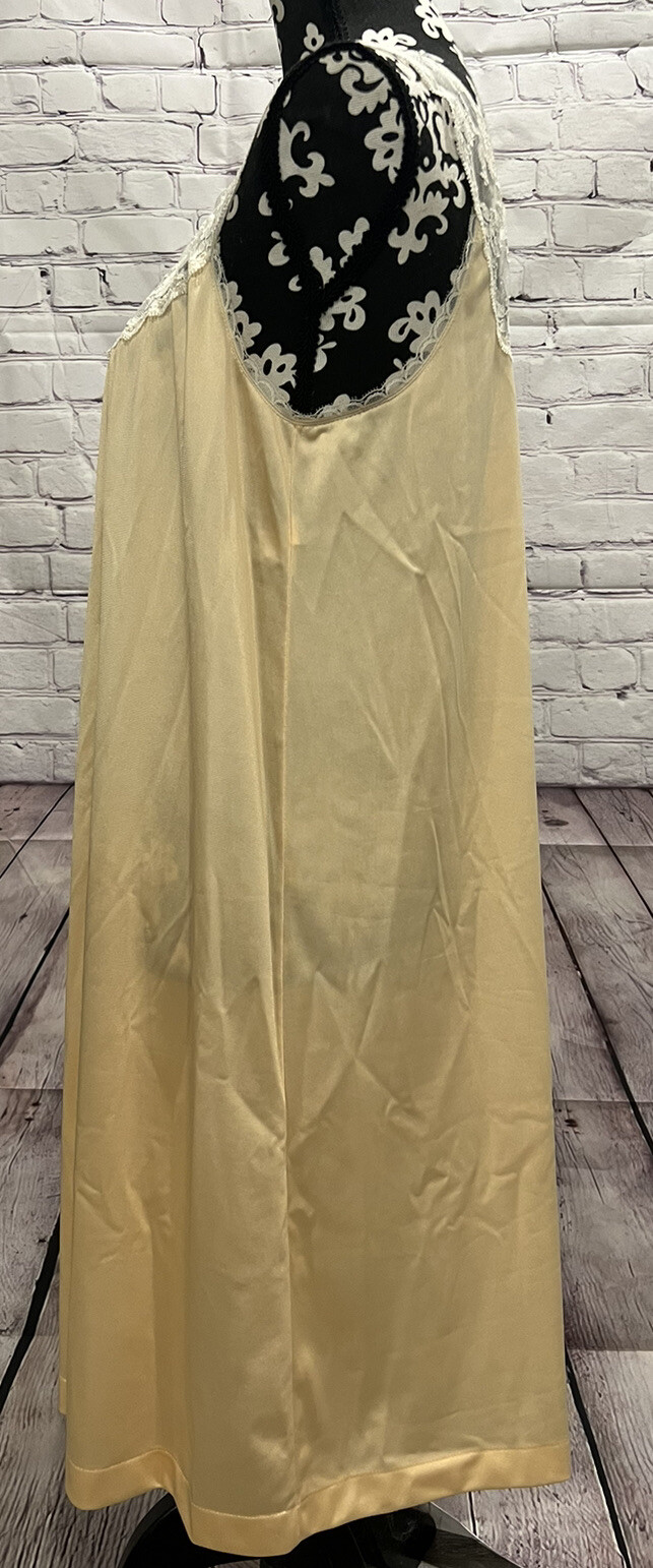 Vtg 80’s MG JC Penney Butter Yellow Nylon White Lace Trim 2 pc Sleepwear Set M