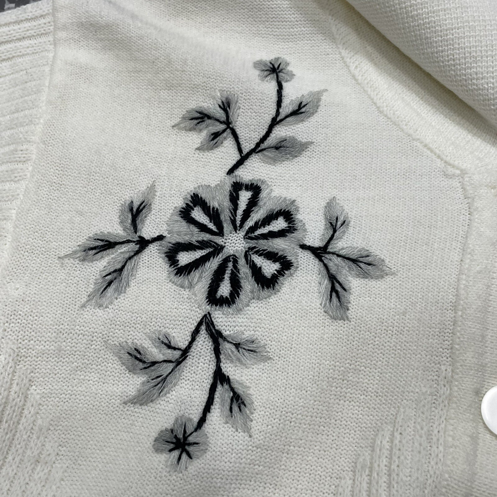 Vintage 70s Sweater Bee BANFF S/S Embroidered White Sweater Flowers S/M Top 80s