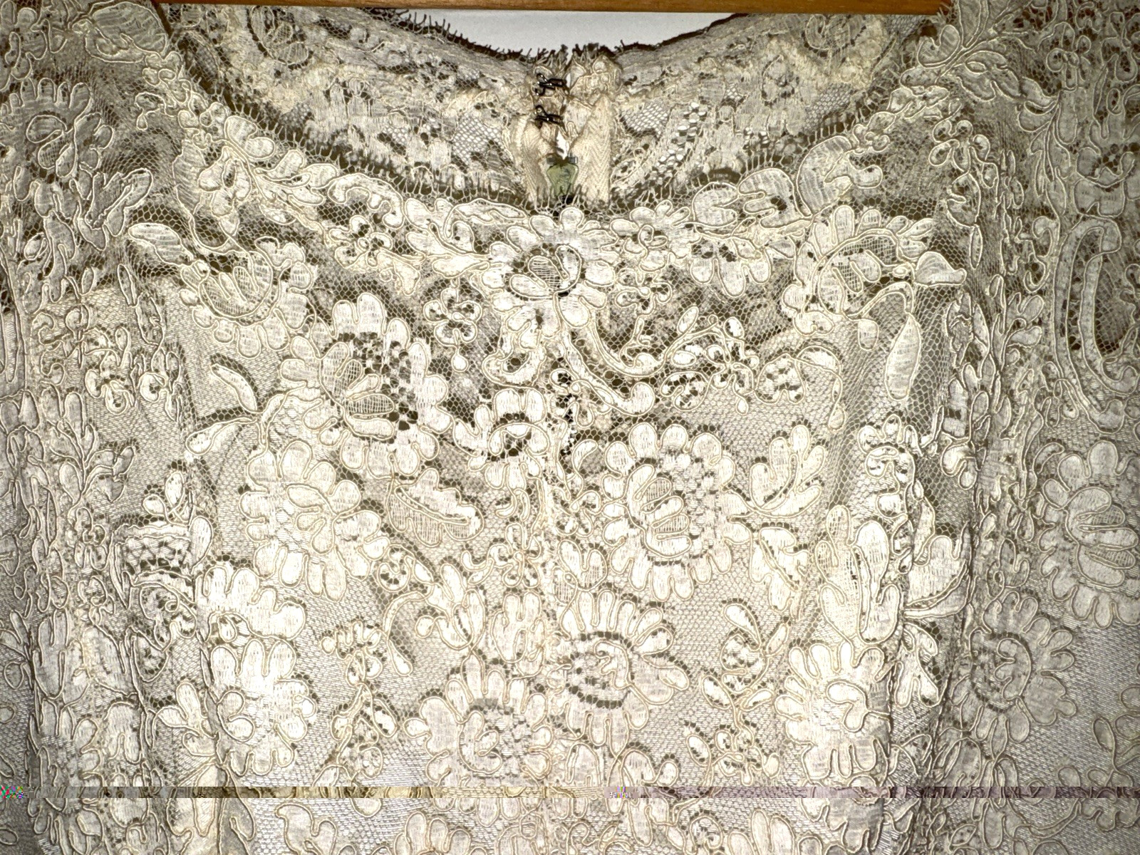 1960s Vtg Chantilly LACE SATIN WEDDING GOWN Petticoat VEIL Sz Small Saks 5th Ave
