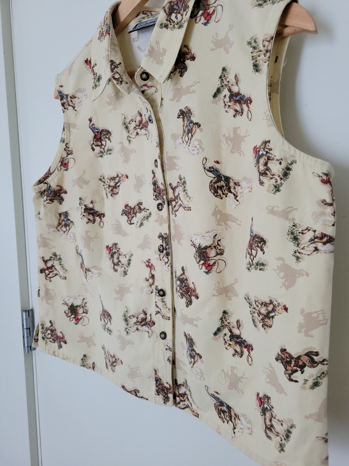 100% cotton Vintage Roughrider Cowboy Top Yellow Horse Print Sz M/L Read Western