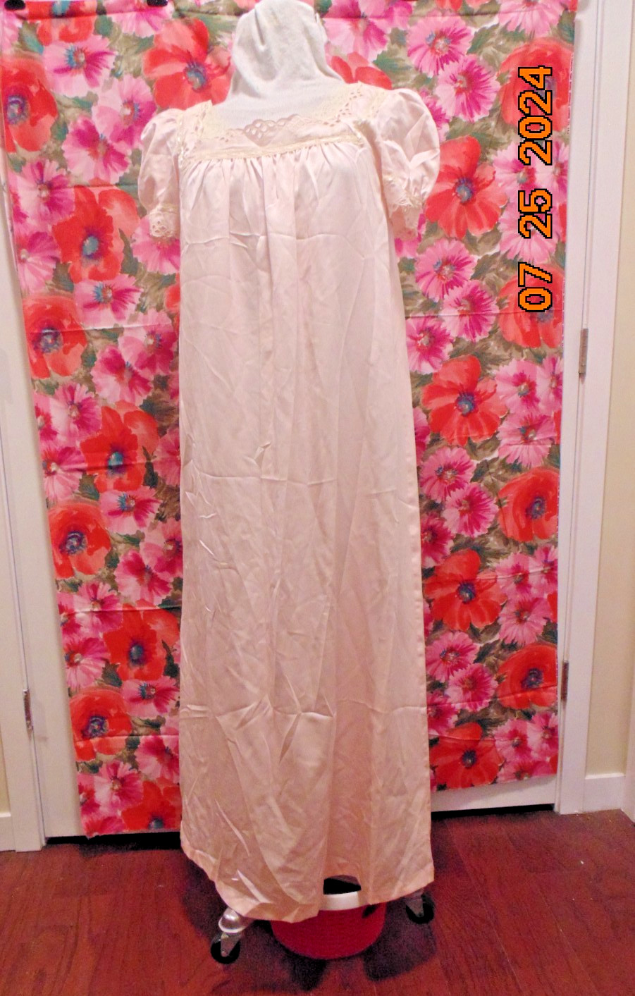 VTG Bert Yelin for Iris Pink Satin Long Night Gown Lace Eyelet Ribbon Trim SZ S
