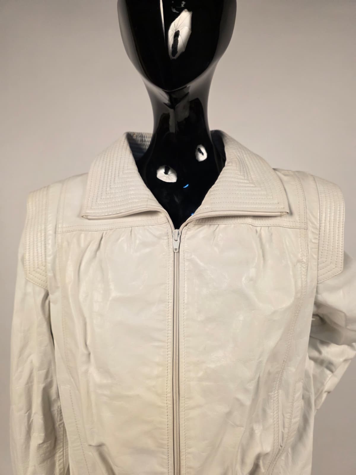 VINTAGE 1980’S WHITE PLEATHER JACKET W QUILT STITCH SHOULDERS + COLLAR