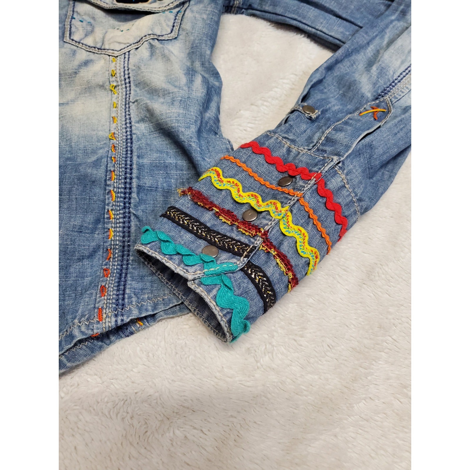Antik Denim Light Wash Blue Embroidered Snap Top Small Retro Bohemian Festival