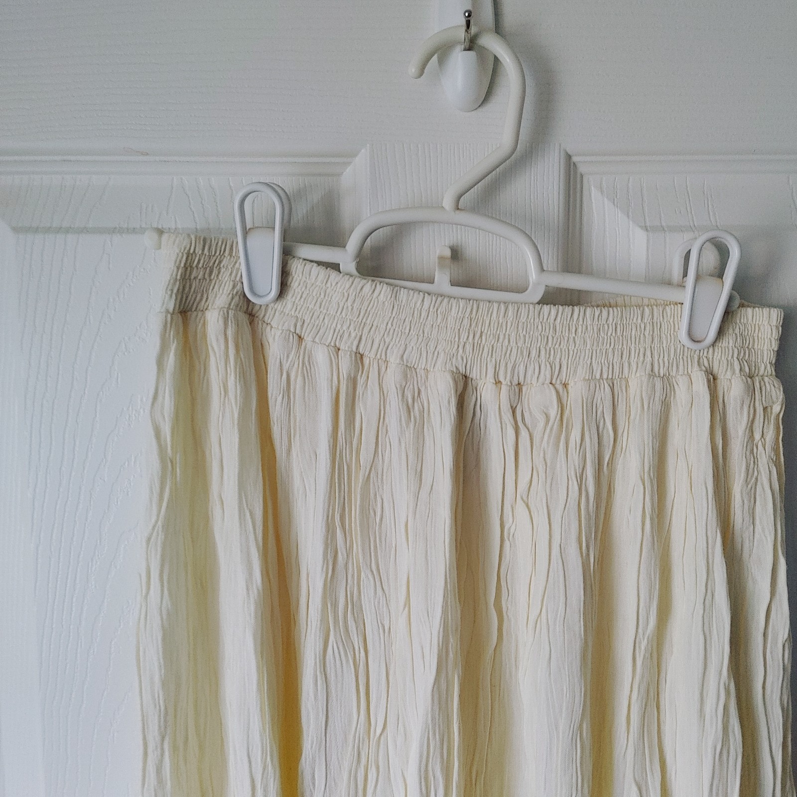 Magnet Art Lynn Yang Ivory White Crinkle Skirt with Applique Detail One Size