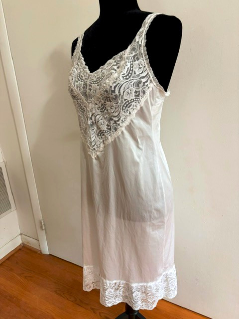 Vintage Vanity Fair Nylon 40″ length Wht full slip, size 34, lace bodice & hem