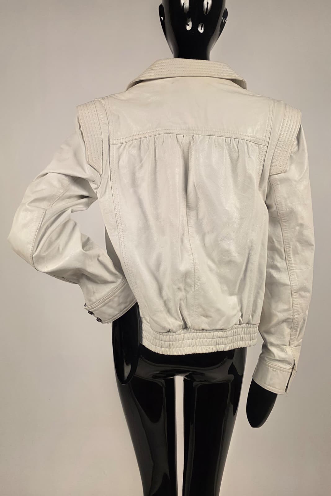 VINTAGE 1980’S WHITE PLEATHER JACKET W QUILT STITCH SHOULDERS + COLLAR