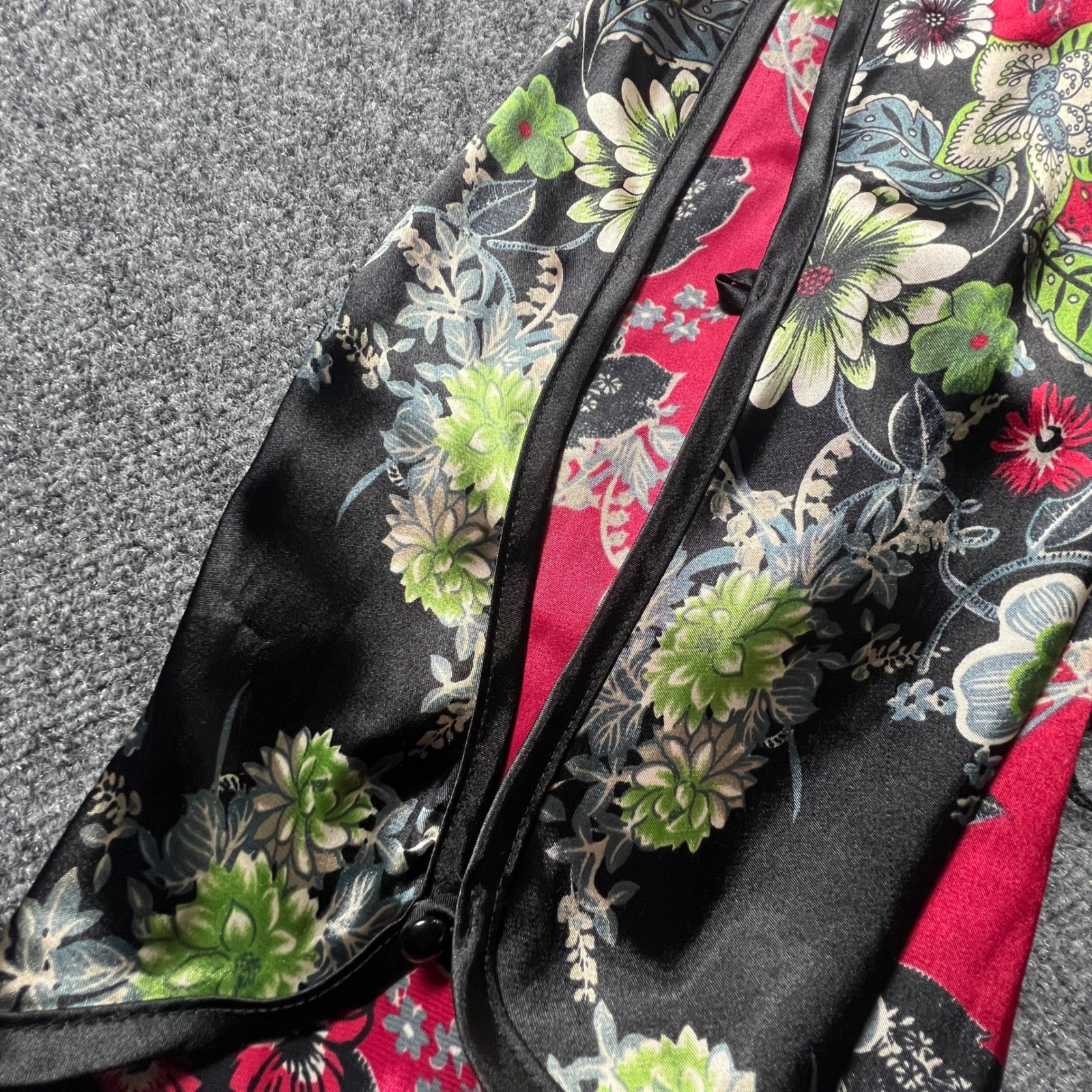 STUNNING Vintage Floral Bell Sleeve Blouse Red Black USA American Med Yvos Asian