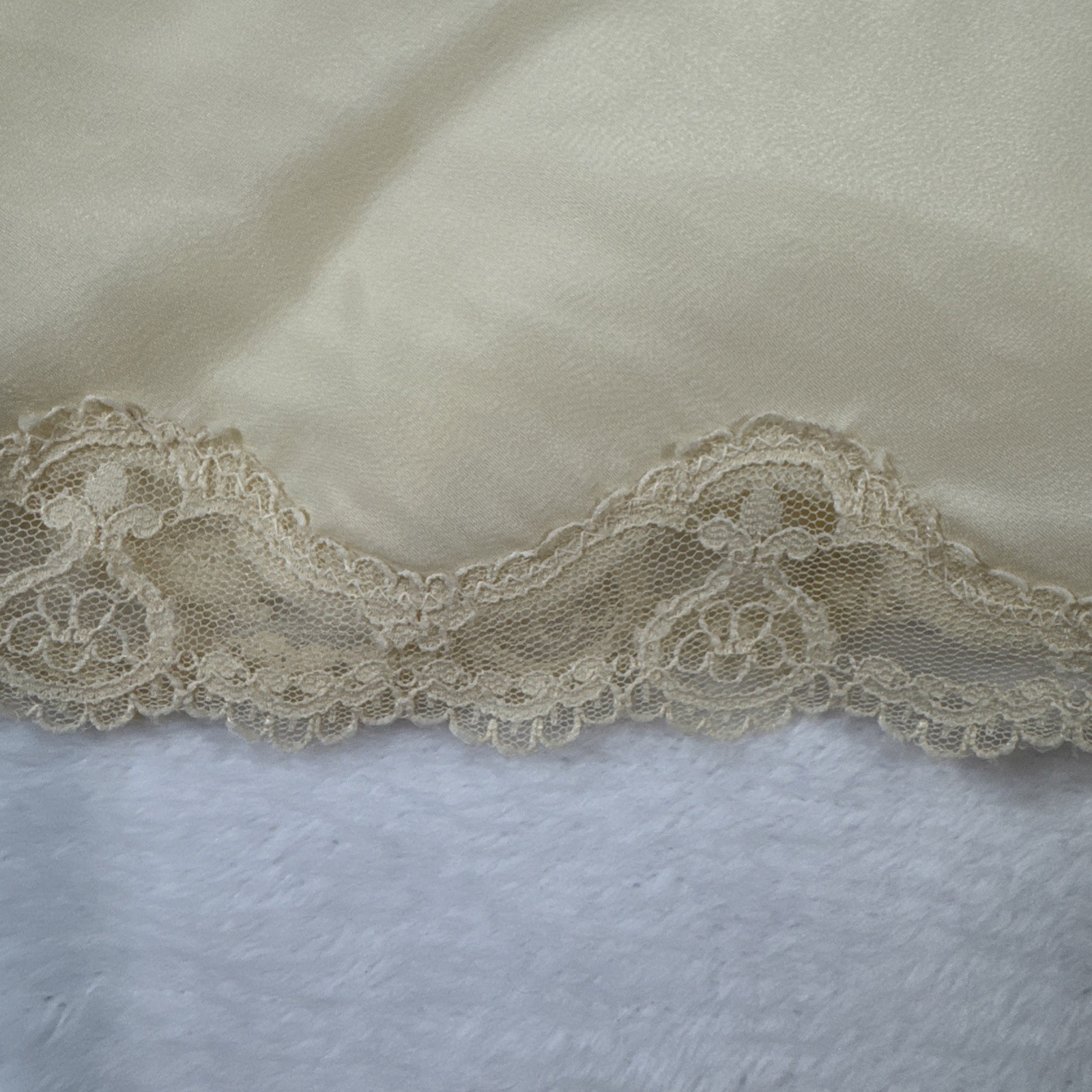 Lady Lynne Skirt Half Slip 70s 25″ Nylon Rayon Blend Scalloped Lace Trim VTG Med
