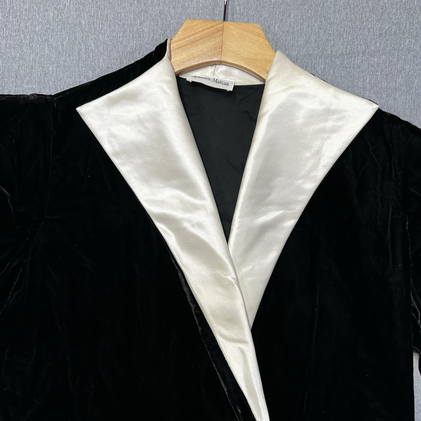Vintage Neiman Marcus black velvet tuxedo coat W/satin lapel 70-80’s Glam Size 4