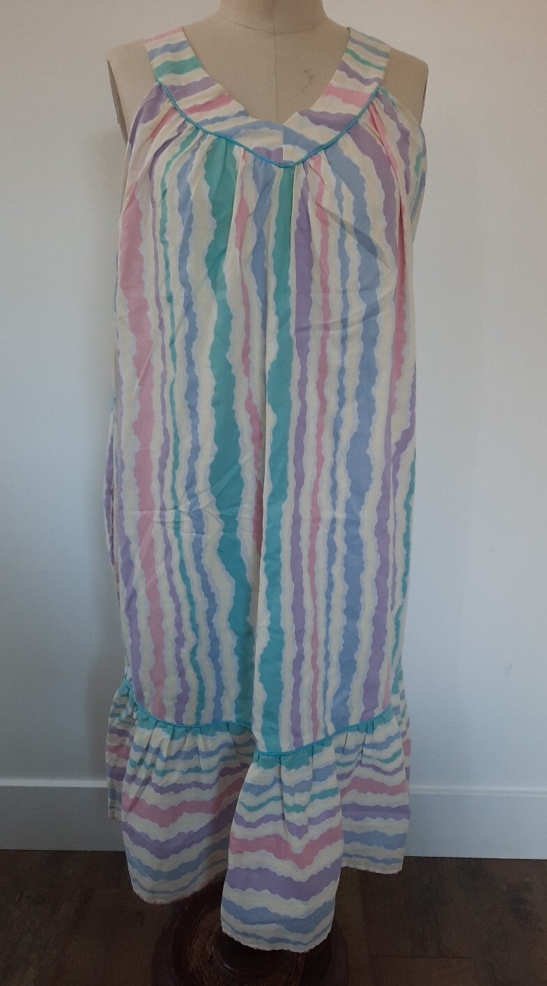 VTG TV Loungers Dress Muumuu Size M Sleeveless V-Neck Below Knee Ruffle Pocket