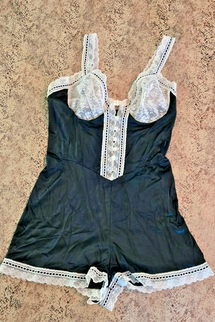 Henson Kickernick Teddy Lingerie Black/White Lace Underwire Lace Buttons VTG