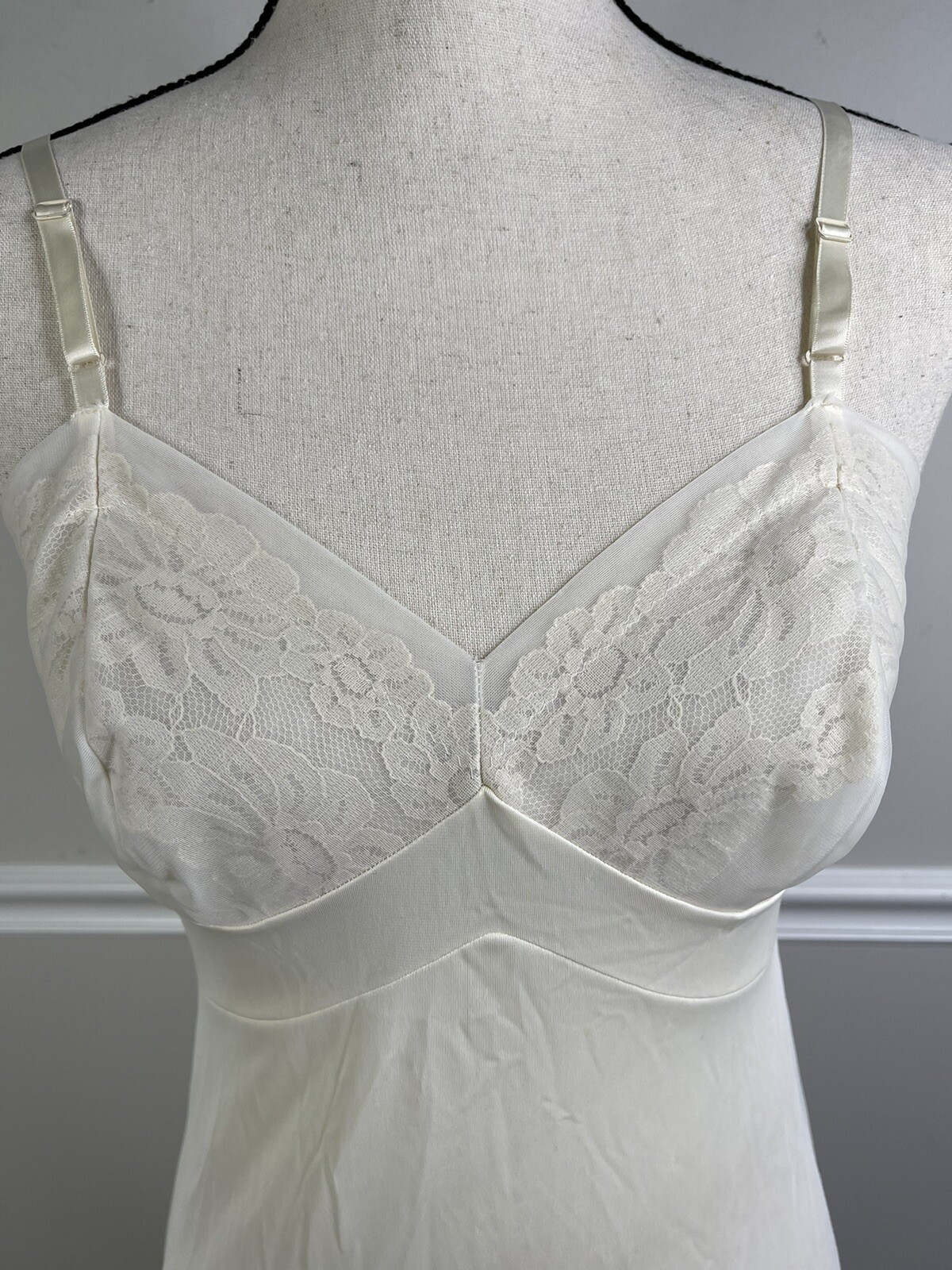Vintage VANITY FAIR Full Slip Smooth Nylon Chiffon Floral Lace 32 L Gown