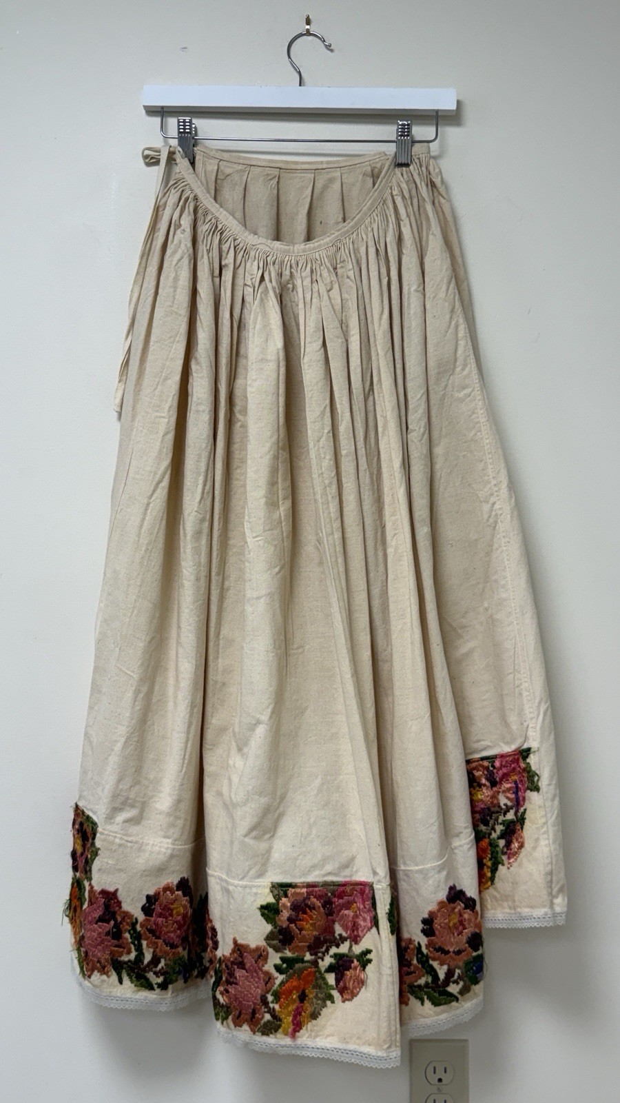 ANTIQUE EUROPEAN Hungarian FLORAL EMBROIDERED LINEN SKIRT 1900s Vintage