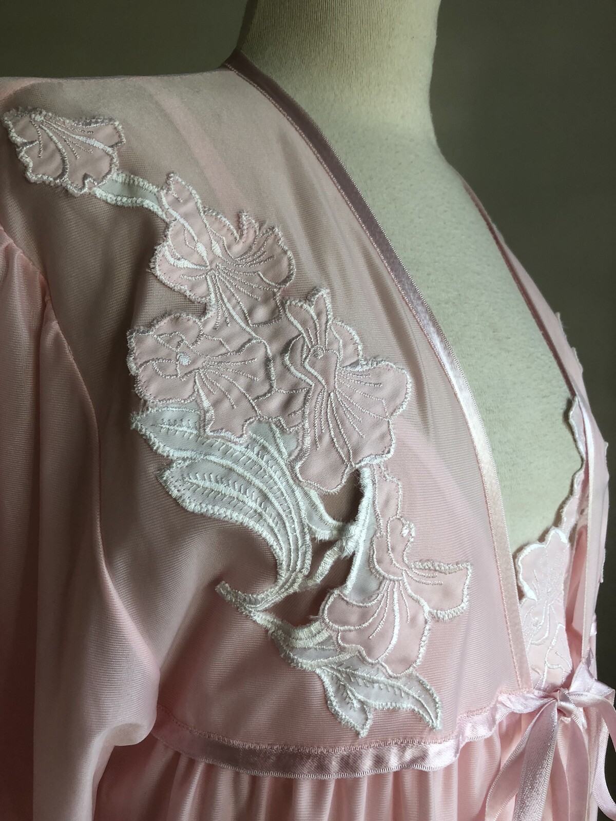 GORGEOUS VTG Made in Yugoslavia Pink White Floral Applique Nightgown Peignoir M