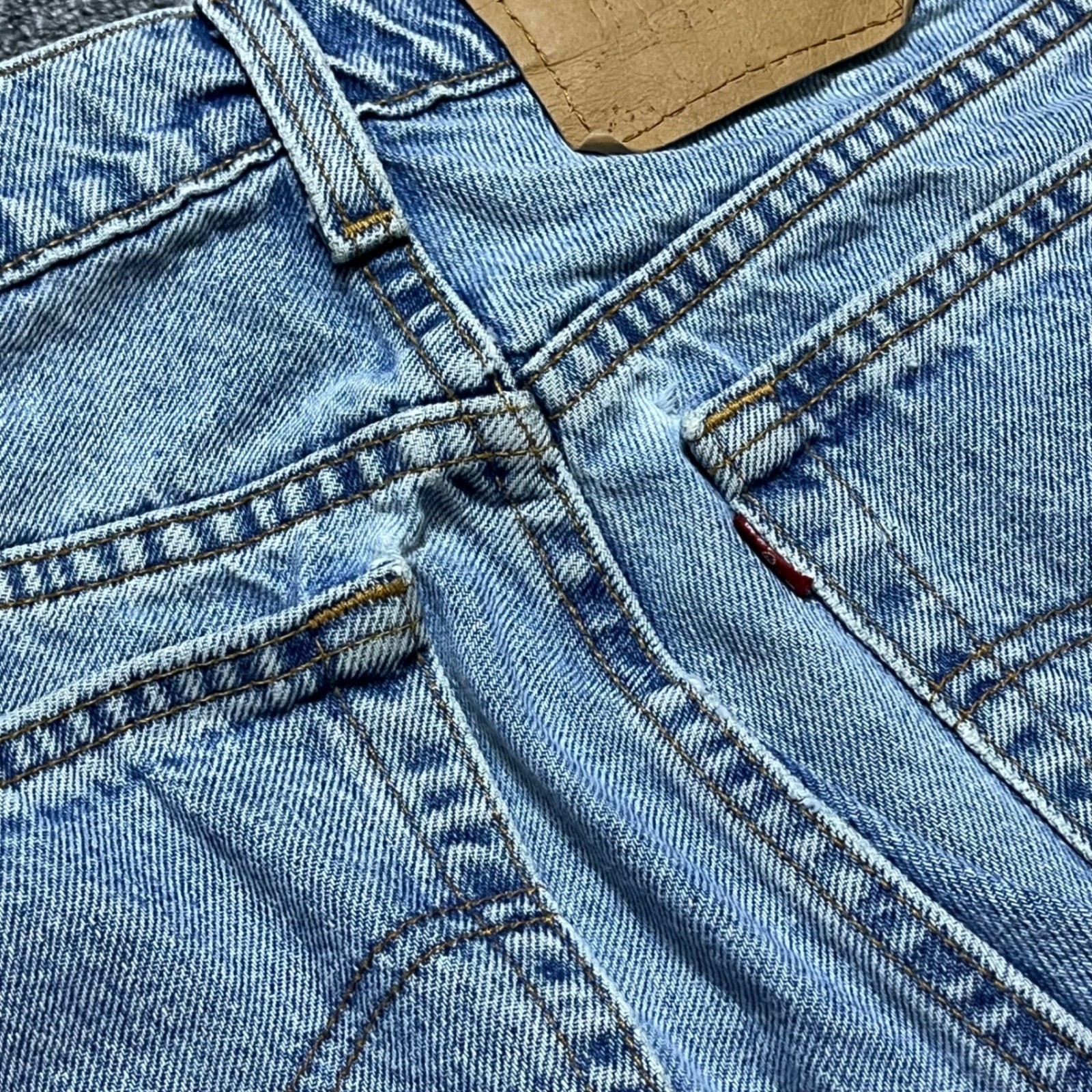 Vintage Levi’s 551 Relaxed Fit Tapered Leg Jeans 10 MED Light Wash Denim 90s USA