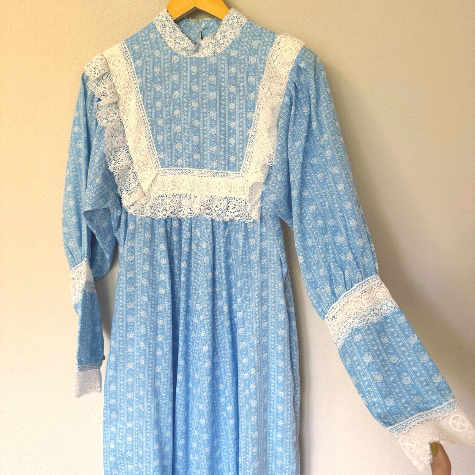 Vintage 70s prairie dress lace trim sky blue white floral leg of mutton sleeve M