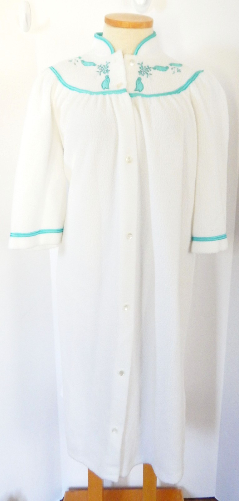 Vtg Sears Carriage Court Robe or Housecoat Embroidery Detail Size L 16/18 NWT