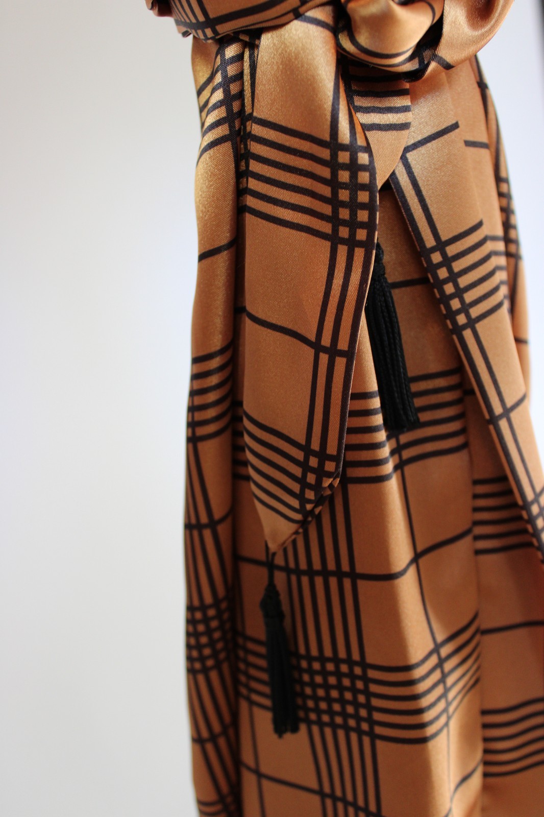 Vintage Inner Most Robe – Gold Plaid Satin Look – L – 100% Polyester