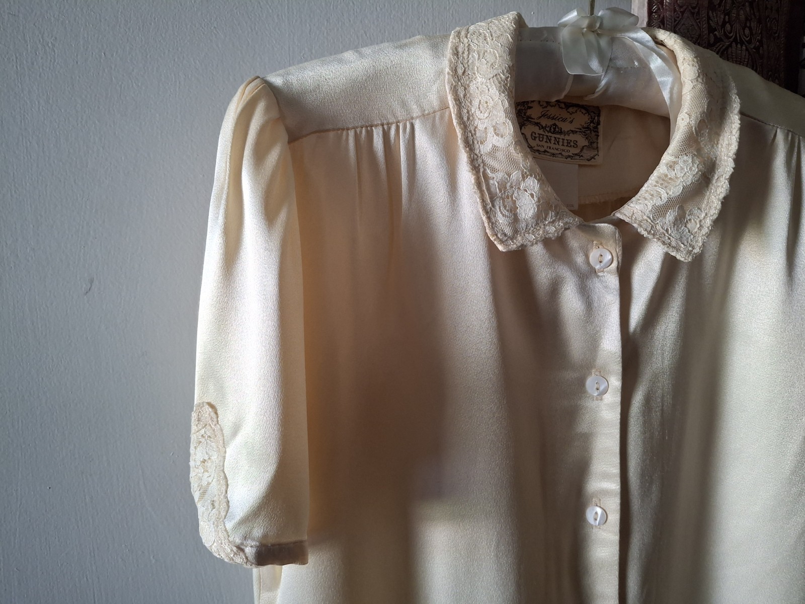 Jessica’s Gunnies Of San Francisco Creme Brulee Slipper Satin Blouse Small