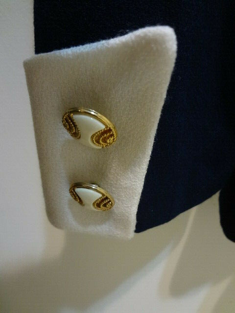 Vintage 1980’s „Sara Roberts” Designer Navy and Cream Blazer with Gold Detail 12