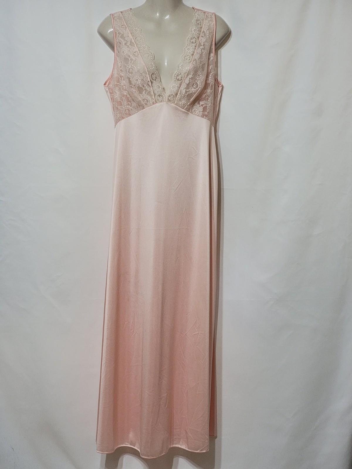 VINTAGE JOLIE TWO LONG PINK NYLON NIGHTGOWN LACE BODICE MED JCPENNEY USA MADE