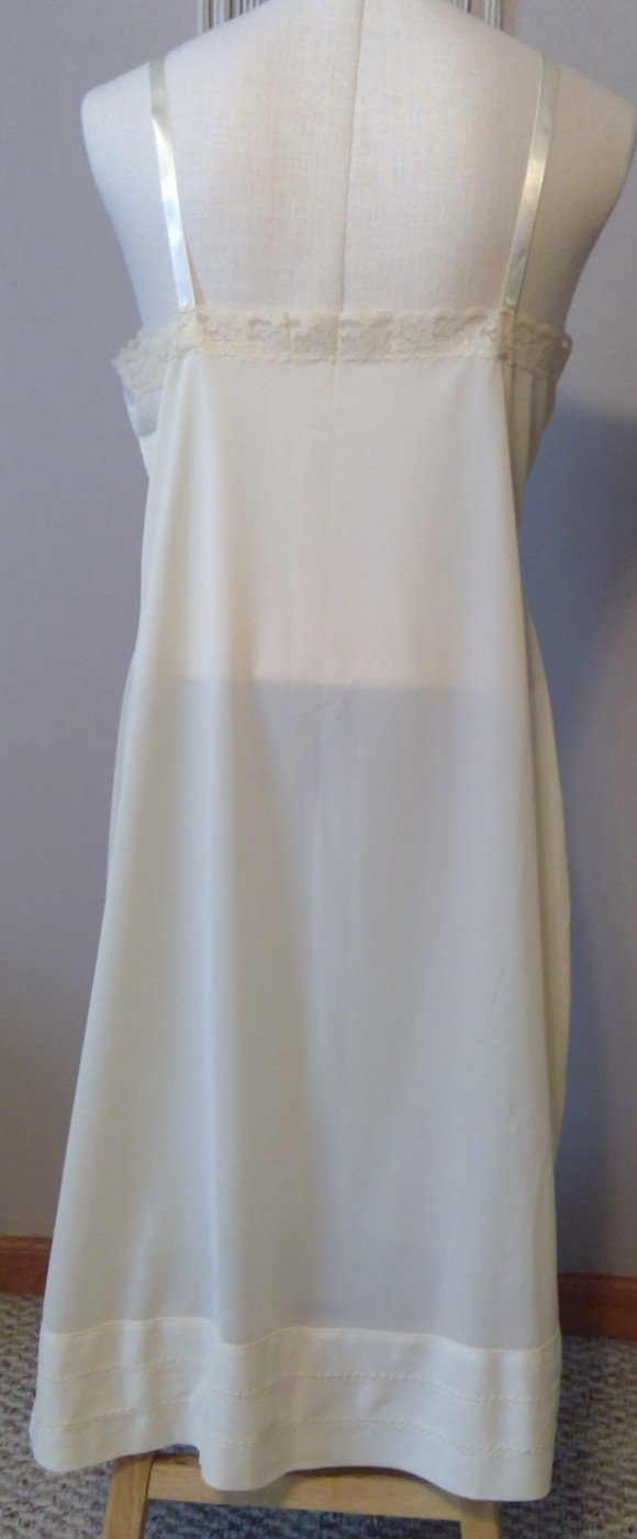 Vintage ladies full slip 100% nylon, „snip to desired length” sz 38 new w/tags