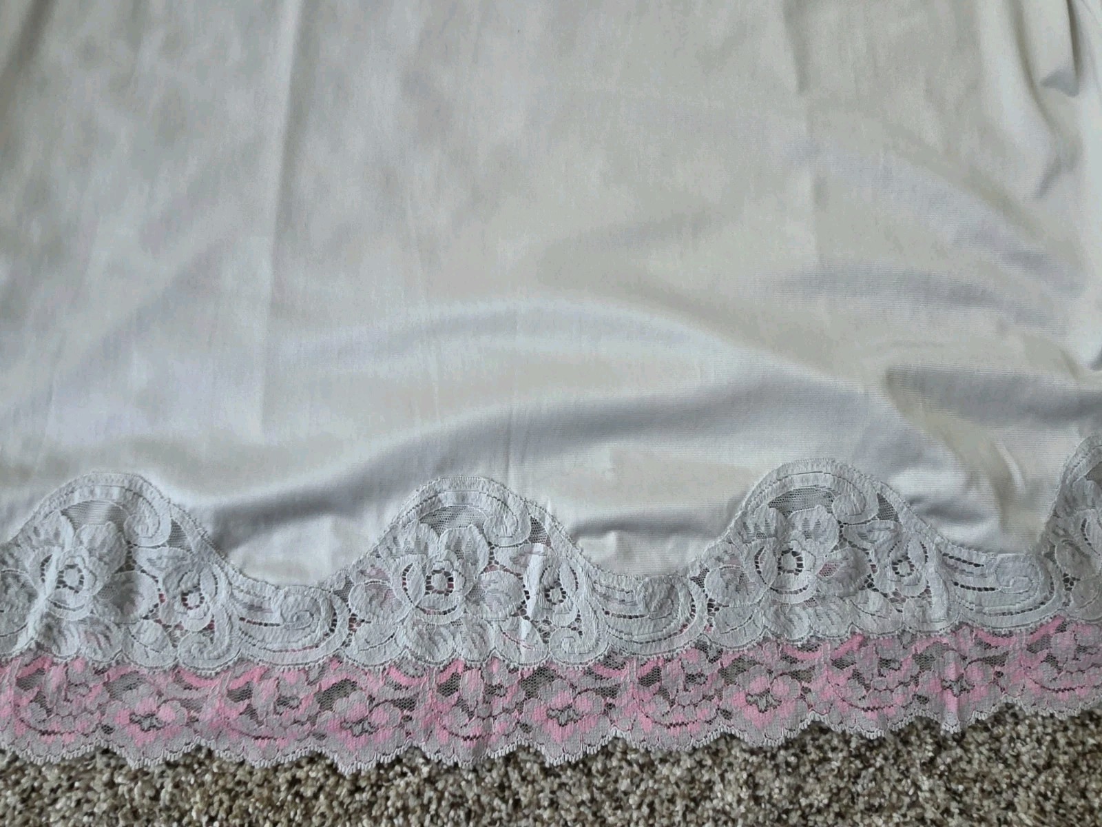 Vintage Vanity Fair Size 40 L Full Slip Dress Light Silver Gray Pink Lace Antron