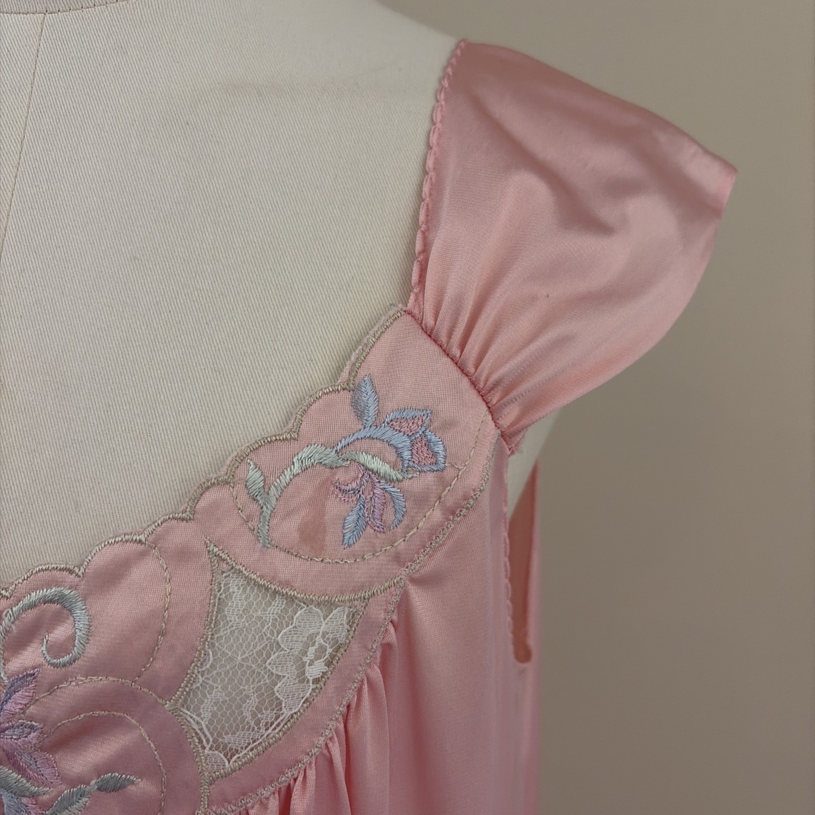 VTG 70’S Vanity Fair Embroidered Sweeping Gown Nightgown Size M Sweeping Skirt