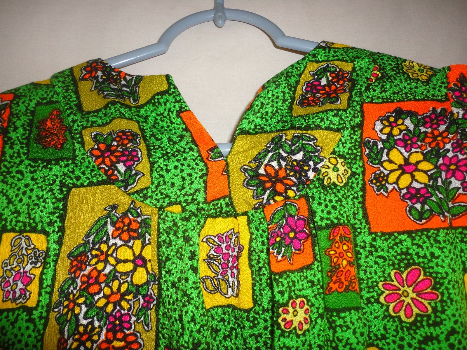 Vintage Made in Hawaii Floral Green Dress Smaller size short sleeve Zip back
